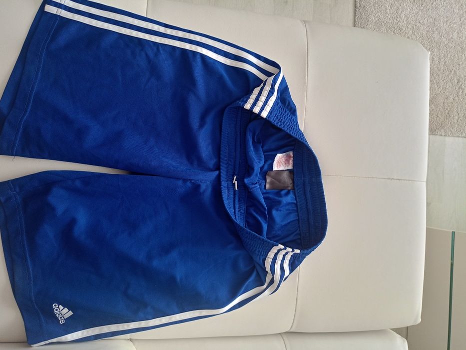 Vând bermude sport Adidas produs de calitate superioara mărimea L.