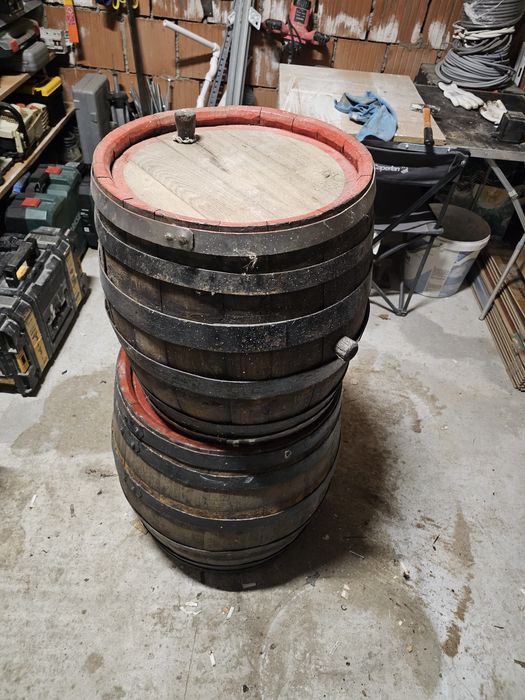 Se vinde 2 butoaie de lemn