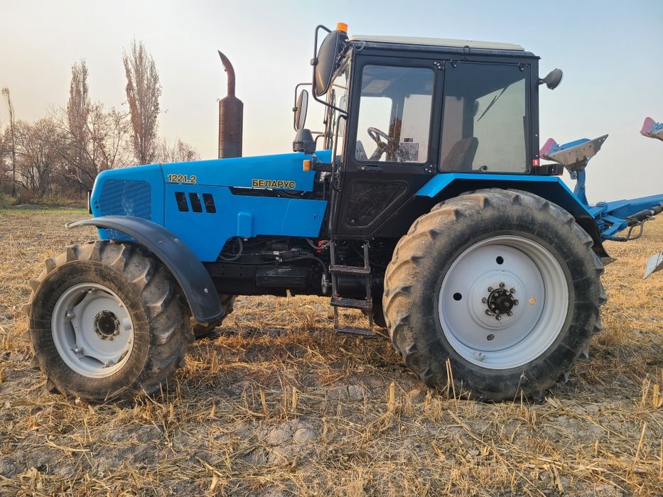МТЗ. 1221.2 тропик. Холати ало. .трактр узи 24000. Плуг бн 30000.минг