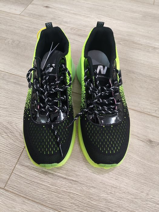 Спортивные кроссовки