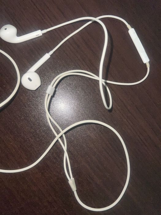 Продам проводные оригинальные наушники