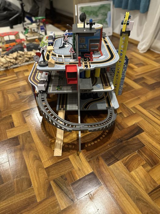 Дървена триетажна гара