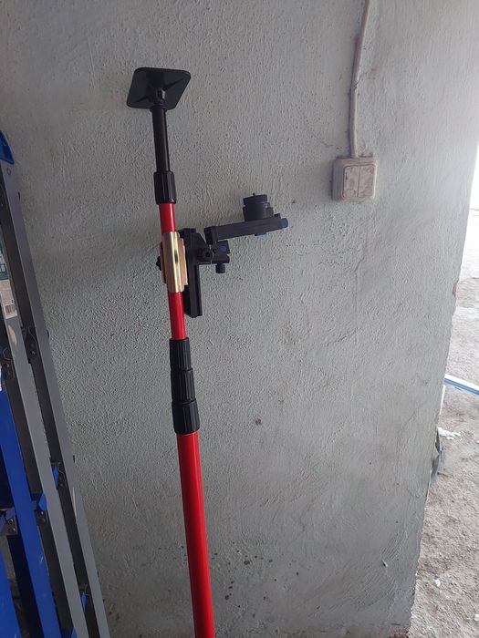 Лазерный уровень вместе со штативом