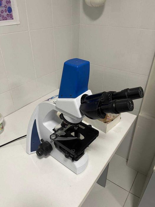 Professional biologik laboratoriya mikroskopi