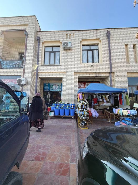 Imom al buxoriy ko’chasida joylashgan 3 qavatli do’kon sotiladi