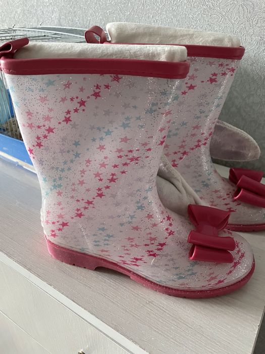 Продам качественные, резиновые сапожки на девочку.