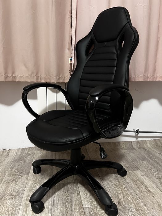 Черен кожен геймърски офис стол