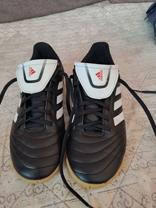 Обувки за зала adidas