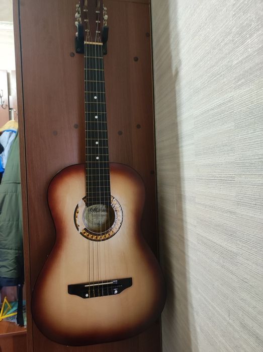 Продам гитару с чехлом и подножкой