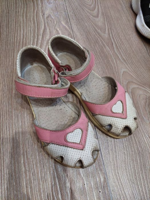 Сандалии на девочку.