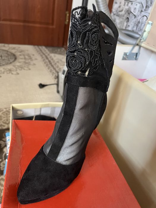 Новый обувь