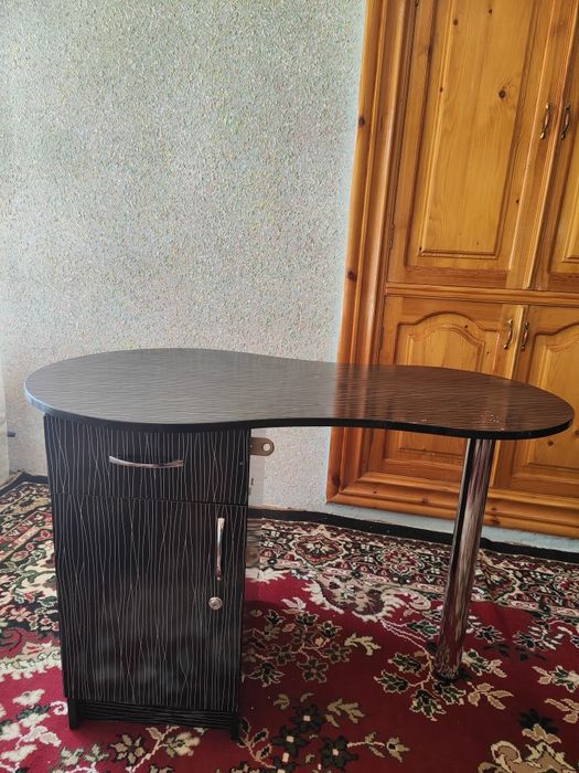 Маникюрный стол .