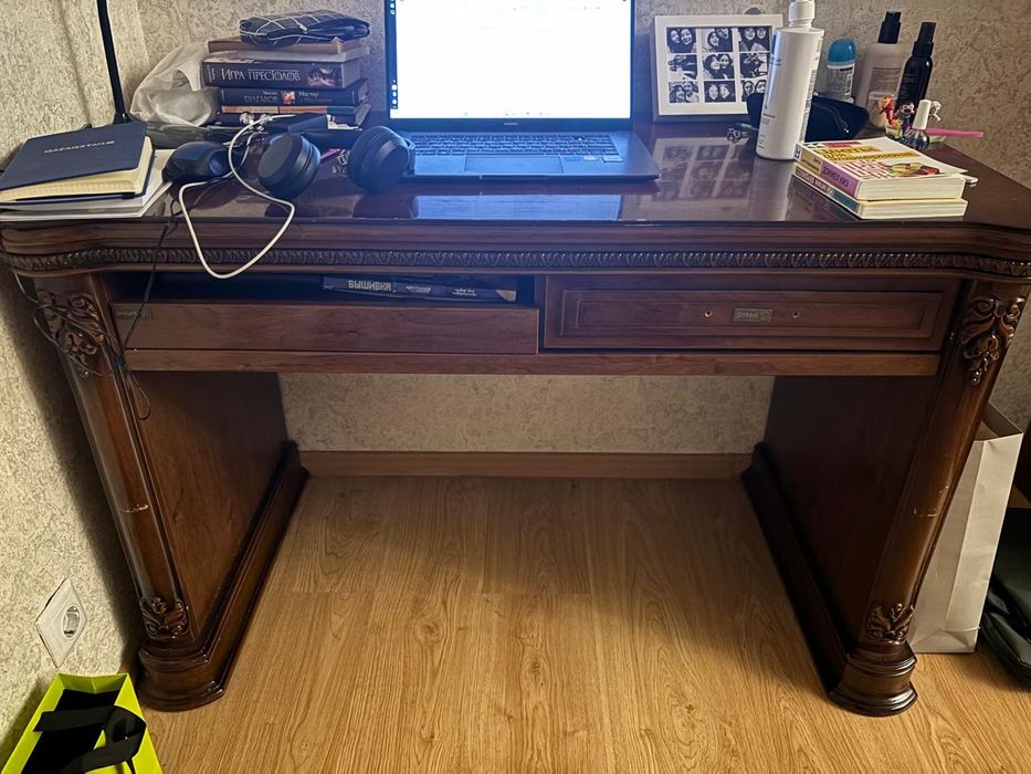 Продам кровать с тумбочкой и стол