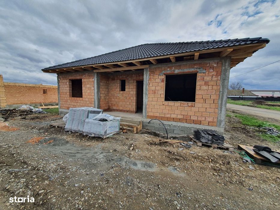 Casă la cheie pe 1 nivel 4 camere 2 băi,145 mp,500 mp teren
