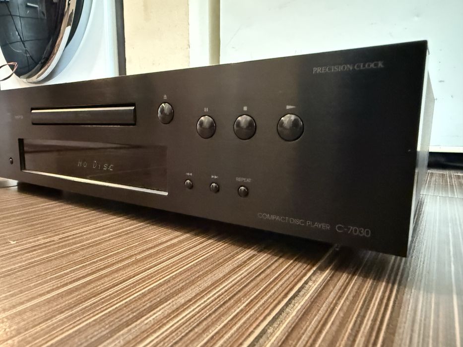 Onkyo C-7030 качествен CD Player
