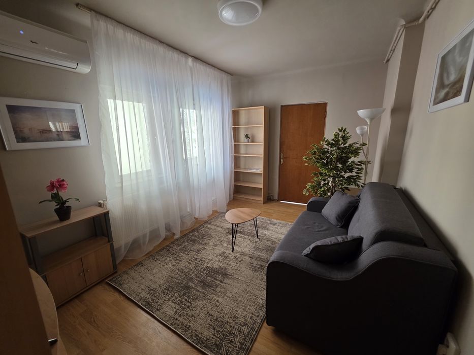 De închiriat apartament trei camere lângă Catedrală