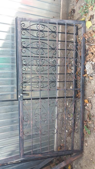 Fier forjat, 2 usi si un grilaj pentru geam