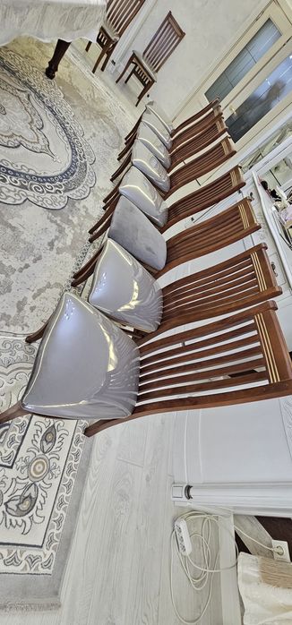 Обеденный стол со стульями