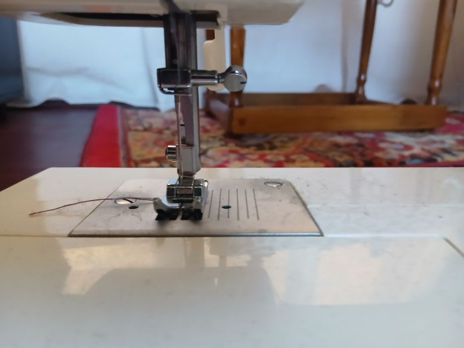 Mașină de cusut SINGER TRADITION Model 2250 ! 700  lei .