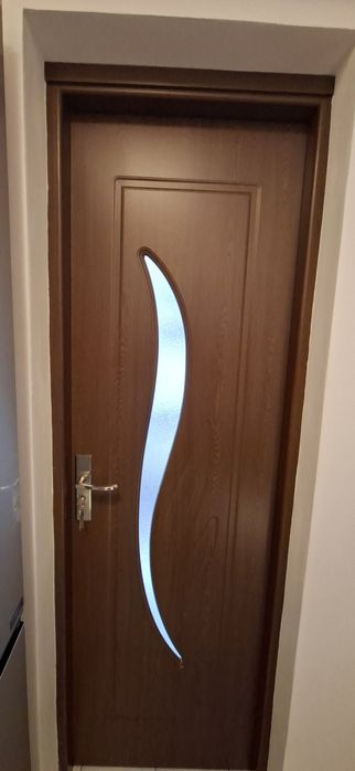 Usa de interior din lemn in stare foarte buna