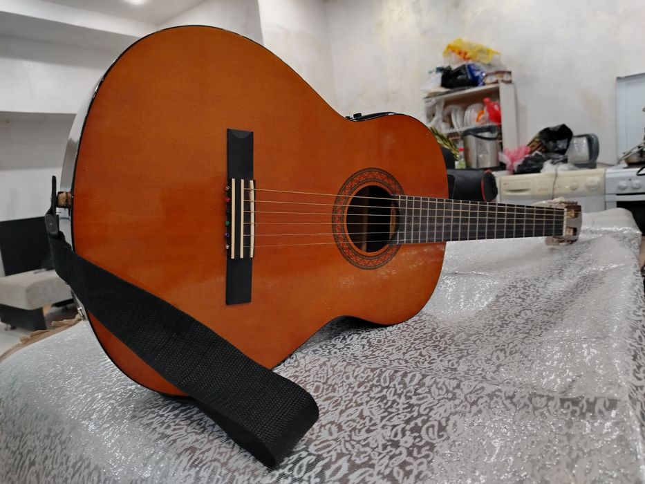 Гитара YAMAHA c40 с ремнём , с чехлом , со звукоснимателем, состояние