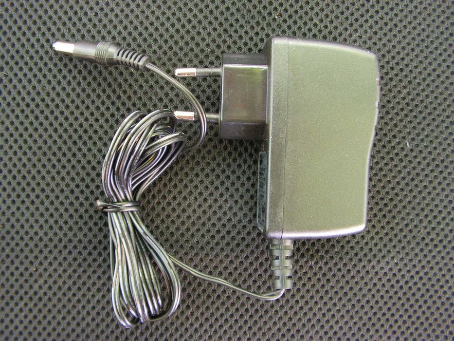 Зарядно устройство и 4 акумулаторни батерии АА  (R 6)