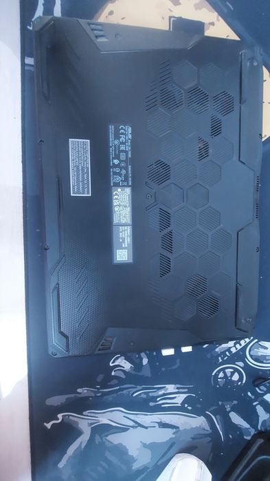 Vând laptop + cooler AQIRYS Zenith inclus!
