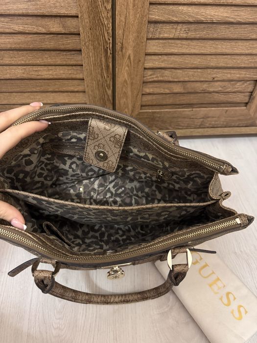 Оригинална дамска чанта Guess