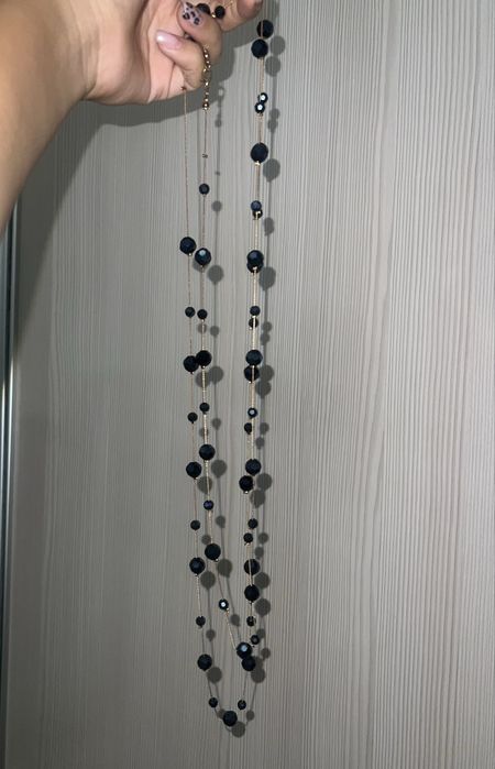 элегантное длинное ожерелье.