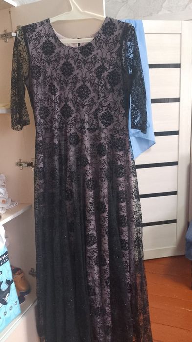 Продам платье с гипюром