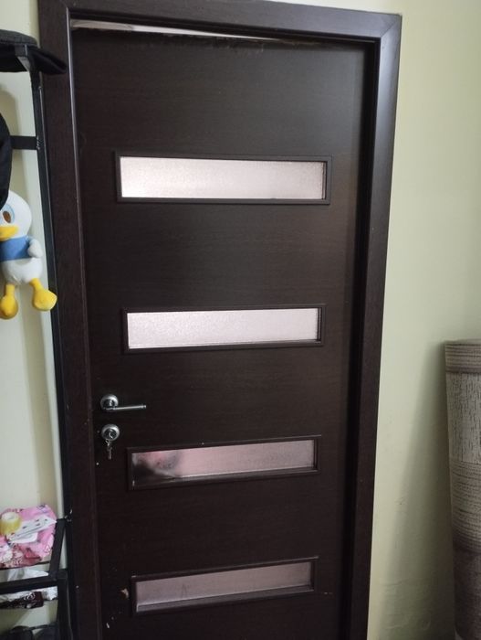 Прадаются двери от кухни, зала и спальной комнаты