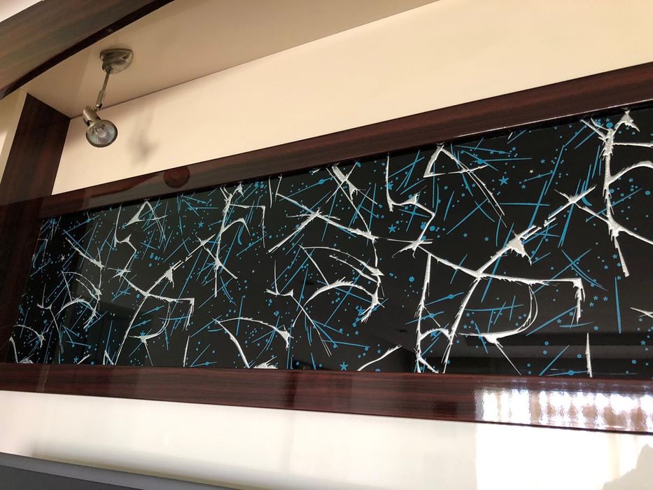 perete living cu display de sticlă,dulapuri laterale,spaţiu pentru TV