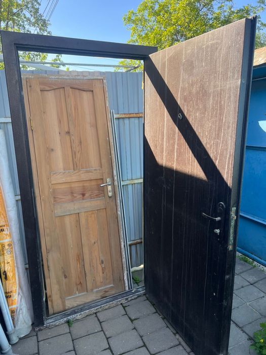 Продам двери окно кафель унитазы