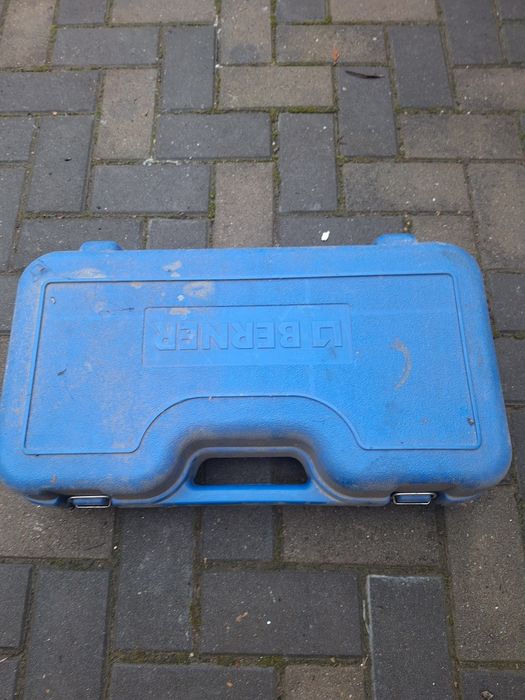 Vând pistol de silicon berner cu acumulator