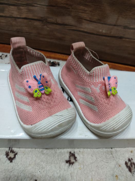 Bolalar oyoq kiyimlari sotiladi xolati yaxwi narxini keliwtirib berama