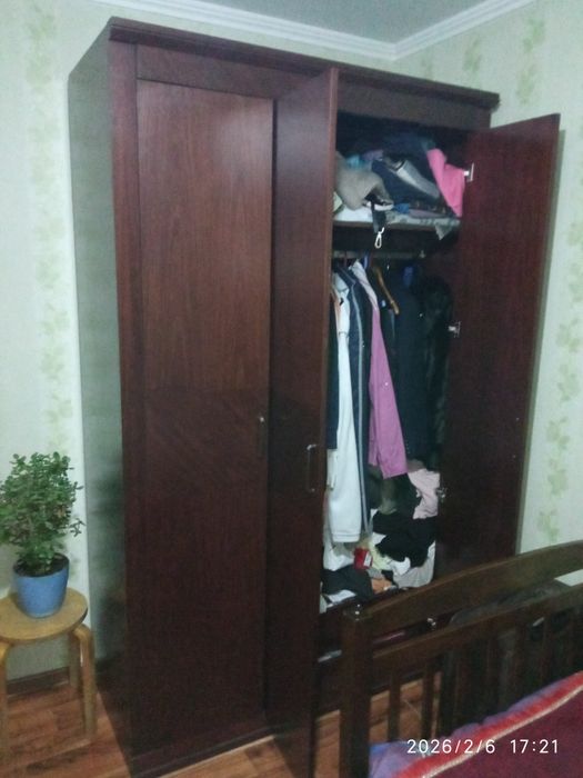 Продам двухярусный кровать со шкафом.