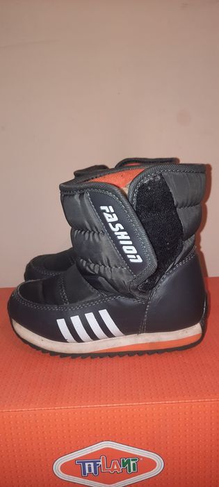 Продается детские угги и дутики на мальчика