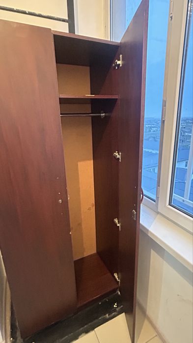 Шкаф продаёться в среднем состоянии