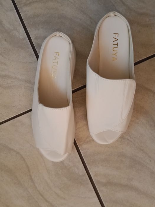 Papuci de dama, albi, cu talpa alba , mărimea 40