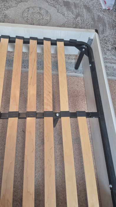 Продам кровать без матраса!