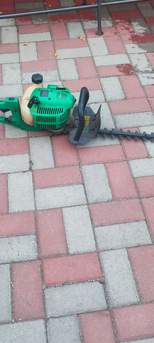 Mașina tuns gard viu