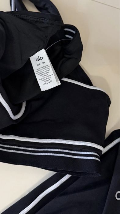 Set sport original Alo Yoga, mărimea S – negru cu detalii albe