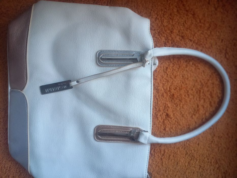 Продавам маркови дамски чанти.