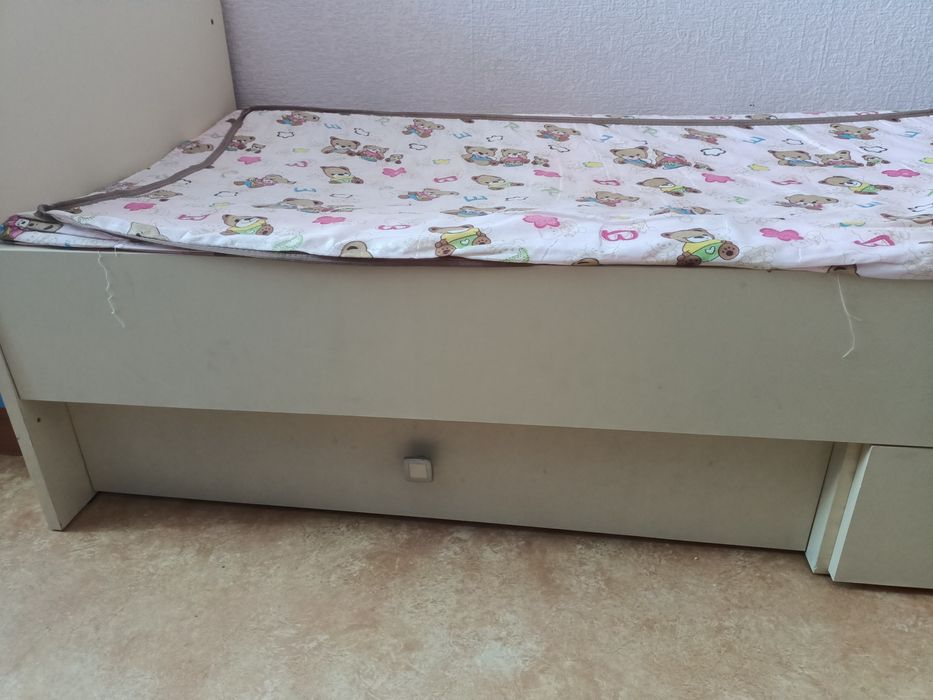 Продам детскую кровать с матрасом