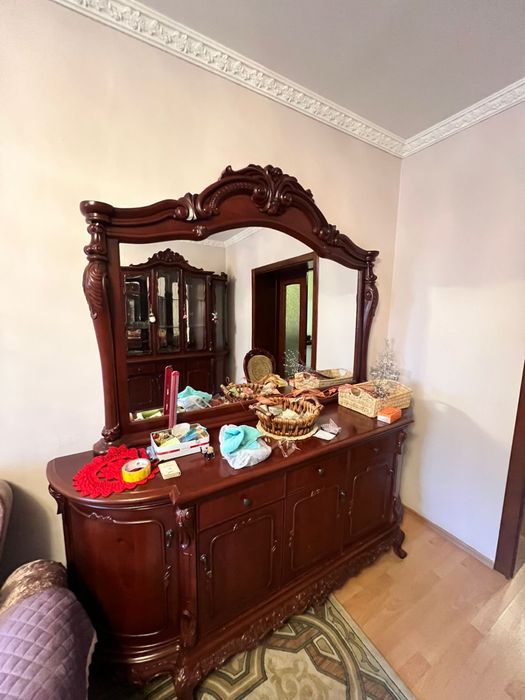 Шкаф с зеркалом.