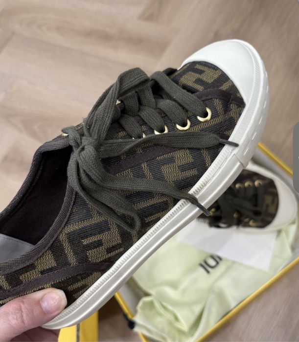 Продам новые кеды