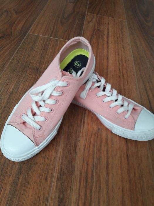 No 40 Цветни кецове