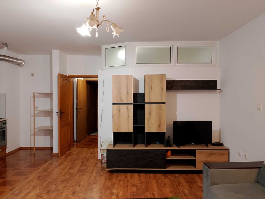 Дава под наем малък 2 стаен апартамент в гр.Бургас жк.Възраждане