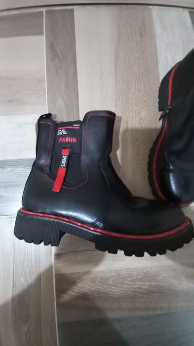 Продам демисезоные сапоги для девочек