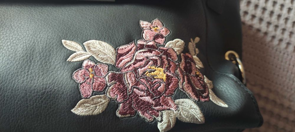 Черна чанта велур и кожа с бродирани цветя с дълга дръжка